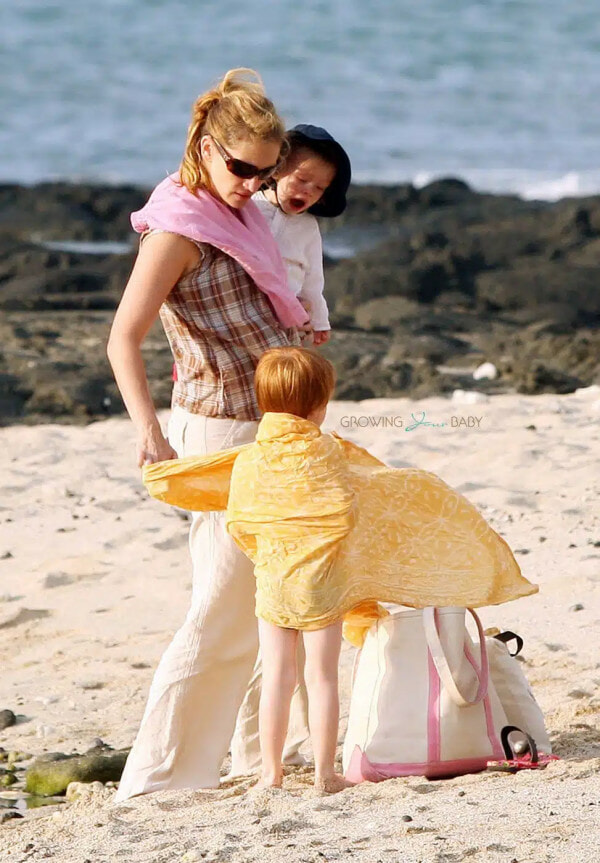 Julia Roberts And Her Three Children Hazel Phinnaeus Henry Enjoy Their Hawaiian Vacation.jpg